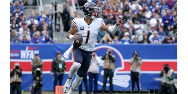 Chicago Bears quarterback Justin Fields är glada över att träffa D. J. Moore Chicago Bears quarterback Justin Fields är glada över att träffa D. J. Moore